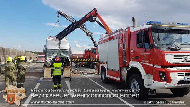 20170820 Frontalzusammenstoß Wohnmobil gegen Pkw auf der LB17 zwischen Sollenau und Günselsdorf/Schönau Foto: © Stefan Schneider BFK Baden