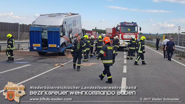 20170820 Frontalzusammenstoß Wohnmobil gegen Pkw auf der LB17 zwischen Sollenau und Günselsdorf/Schönau Foto: © Stefan Schneider BFK Baden