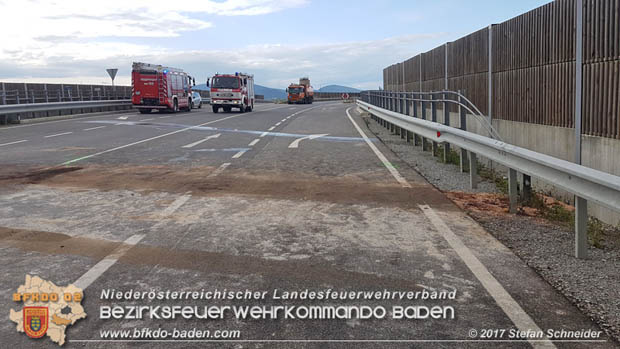 20170820 Frontalzusammenstoß Wohnmobil gegen Pkw auf der LB17 zwischen Sollenau und Günselsdorf/Schönau Foto: © Stefan Schneider BFK Baden