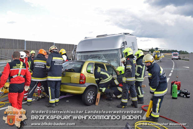 20170820 Frontalzusammenstoß Wohnmobil gegen Pkw auf der LB17 zwischen Sollenau und Günselsdorf/Schönau Foto: © SB ÖA Christopher Neumayer FF Günselsdorf 20170820 Frontalzusammenstoß Wohnmobil gegen Pkw auf der LB17 zwischen Sollenau und Günselsdorf/Schönau Foto: © SB ÖA Christopher Neumayer FF Günselsdorf
