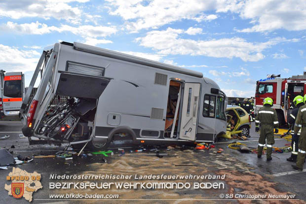 20170820 Frontalzusammenstoß Wohnmobil gegen Pkw auf der LB17 zwischen Sollenau und Günselsdorf/Schönau Foto: © SB ÖA Christopher Neumayer FF Günselsdorf 20170820 Frontalzusammenstoß Wohnmobil gegen Pkw auf der LB17 zwischen Sollenau und Günselsdorf/Schönau Foto: © SB ÖA Christopher Neumayer FF Günselsdorf