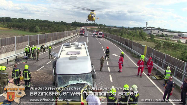 20170820 Frontalzusammenstoß Wohnmobil gegen Pkw auf der LB17 zwischen Sollenau und Günselsdorf/Schönau Foto: © Stefan Schneider BFK Baden 20170820 Frontalzusammenstoß Wohnmobil gegen Pkw auf der LB17 zwischen Sollenau und Günselsdorf/Schönau Foto: © Stefan Schneider BFK Baden