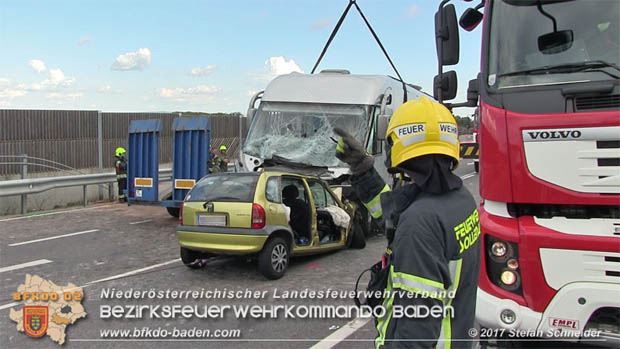 20170820 Frontalzusammenstoß Wohnmobil gegen Pkw auf der LB17 zwischen Sollenau und Günselsdorf/Schönau Foto: © Stefan Schneider BFK Baden 20170820 Frontalzusammenstoß Wohnmobil gegen Pkw auf der LB17 zwischen Sollenau und Günselsdorf/Schönau Foto: © Stefan Schneider BFK Baden