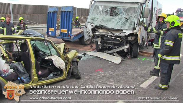 20170820 Frontalzusammenstoß Wohnmobil gegen Pkw auf der LB17 zwischen Sollenau und Günselsdorf/Schönau Foto: © Stefan Schneider BFK Baden 20170820 Frontalzusammenstoß Wohnmobil gegen Pkw auf der LB17 zwischen Sollenau und Günselsdorf/Schönau Foto: © Stefan Schneider BFK Baden