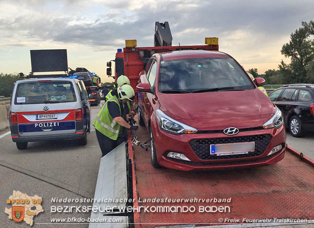 20170825 Verkehrsunfall im Frühverkehr auf der A2 bei Guntramsdorf sorgte für kilometerlangen Stau Foto: © Freiwillige Feuerwehr Traiskirchen-Stadt 20170825 Verkehrsunfall im Frühverkehr auf der A2 bei Guntramsdorf sorgte für kilometerlangen Stau Foto: © Freiwillige Feuerwehr Traiskirchen-Stadt