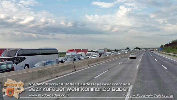 20170825 Verkehrsunfall im Frühverkehr auf der A2 bei Guntramsdorf sorgte für kilometerlangen Stau  Foto: © Freiwillige Feuerwehr Traiskirchen-Stadt