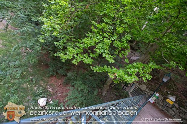 20170826 Felssturz am Badener Wegerl im Helenental fordert eine Teilsperre Foto: Stefan Schneider BFK Baden 20170826 Felssturz am Badener Wegerl im Helenental fordert eine Teilsperre Foto: Stefan Schneider BFK Baden