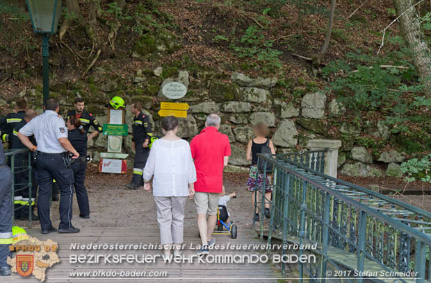 20170826 Felssturz am Badener Wegerl im Helenental fordert eine Teilsperre Foto: Stefan Schneider BFK Baden 20170826 Felssturz am Badener Wegerl im Helenental fordert eine Teilsperre Foto: Stefan Schneider BFK Baden