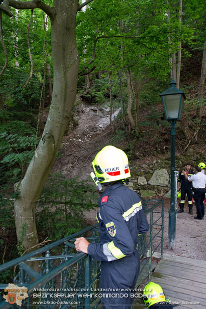 20170826 Felssturz am Badener Wegerl im Helenental fordert eine Teilsperre Foto: Stefan Schneider BFK Baden 20170826 Felssturz am Badener Wegerl im Helenental fordert eine Teilsperre Foto: Stefan Schneider BFK Baden