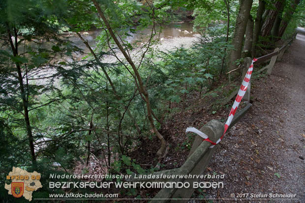 20170826 Felssturz am Badener Wegerl im Helenental fordert eine Teilsperre Foto: Stefan Schneider BFK Baden 20170826 Felssturz am Badener Wegerl im Helenental fordert eine Teilsperre Foto: Stefan Schneider BFK Baden