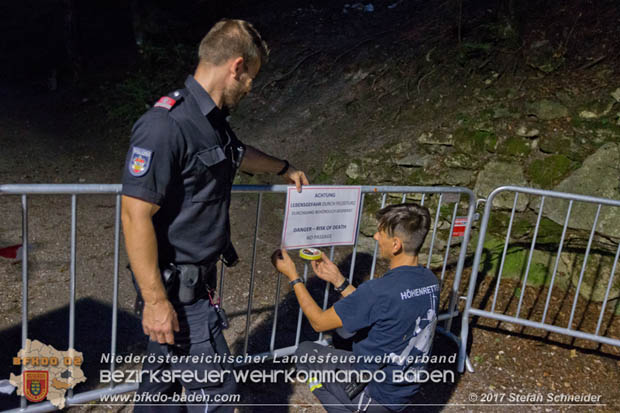 20170826 Felssturz am Badener Wegerl im Helenental fordert eine Teilsperre Foto: Stefan Schneider BFK Baden 20170826 Felssturz am Badener Wegerl im Helenental fordert eine Teilsperre Foto: Stefan Schneider BFK Baden