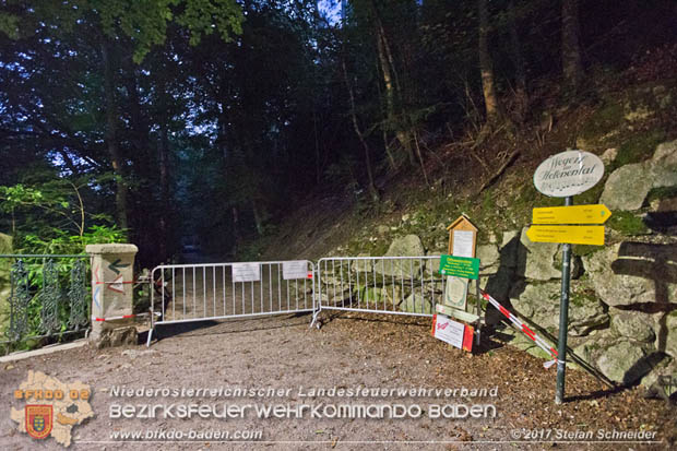 20170826 Felssturz am Badener Wegerl im Helenental fordert eine Teilsperre Foto: Stefan Schneider BFK Baden 20170826 Felssturz am Badener Wegerl im Helenental fordert eine Teilsperre Foto: Stefan Schneider BFK Baden
