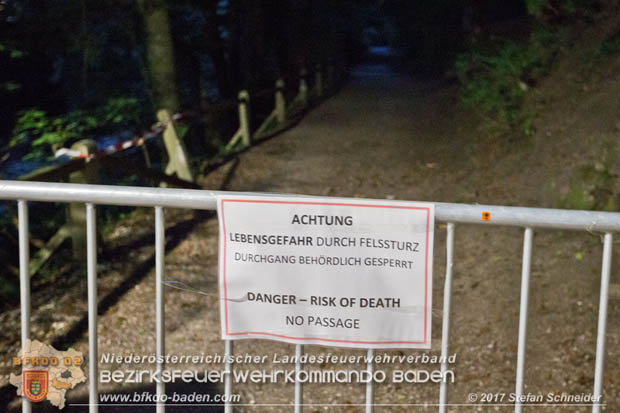 20170826 Felssturz am Badener Wegerl im Helenental fordert eine Teilsperre Foto: Stefan Schneider BFK Baden 20170826 Felssturz am Badener Wegerl im Helenental fordert eine Teilsperre Foto: Stefan Schneider BFK Baden