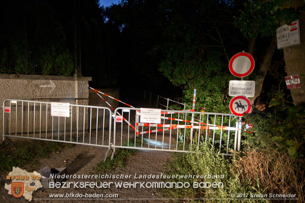 20170826 Felssturz am Badener Wegerl im Helenental fordert eine Teilsperre Foto: Stefan Schneider BFK Baden 20170826 Felssturz am Badener Wegerl im Helenental fordert eine Teilsperre Foto: Stefan Schneider BFK Baden
