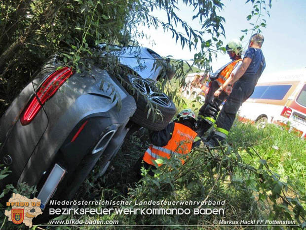 20170829 Fahrzeugüberschlag bei Grabenweg-Pottenstein  Foto: © ASB Markus Hackl FF Pottenstein