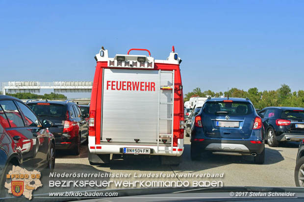 20170831 Pkw stürzt von Brücke auf die Autobahn A2 Höhe Knoten Guntramsdorf  Foto: © Stefan Schneider BFK Baden