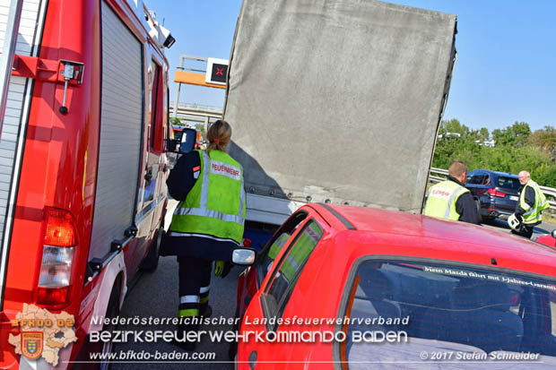 20170831 Pkw stürzt von Brücke auf die Autobahn A2 Höhe Knoten Guntramsdorf  Foto: © Stefan Schneider BFK Baden