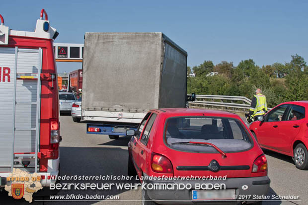 20170831 Pkw stürzt von Brücke auf die Autobahn A2 Höhe Knoten Guntramsdorf  Foto: © Stefan Schneider BFK Baden