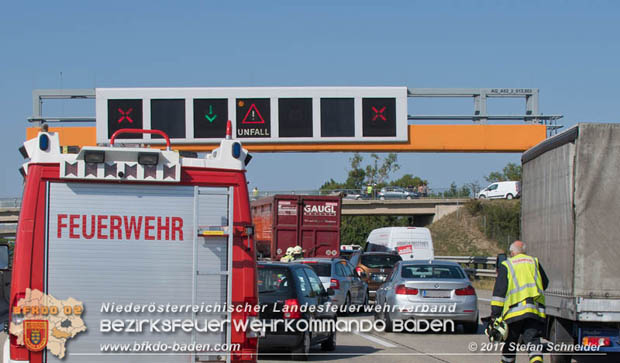 20170831 Pkw stürzt von Brücke auf die Autobahn A2 Höhe Knoten Guntramsdorf  Foto: © Stefan Schneider BFK Baden