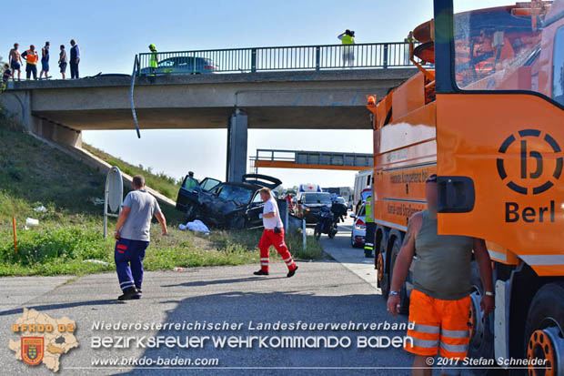 20170831 Pkw stürzt von Brücke auf die Autobahn A2 Höhe Knoten Guntramsdorf  Foto: © Stefan Schneider BFK Baden