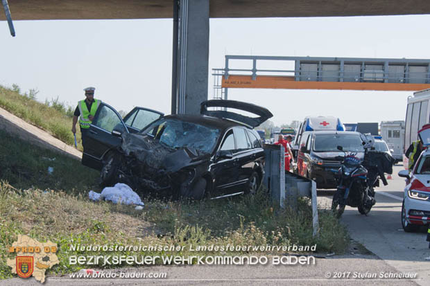 20170831 Pkw stürzt von Brücke auf die Autobahn A2 Höhe Knoten Guntramsdorf  Foto: © Stefan Schneider BFK Baden