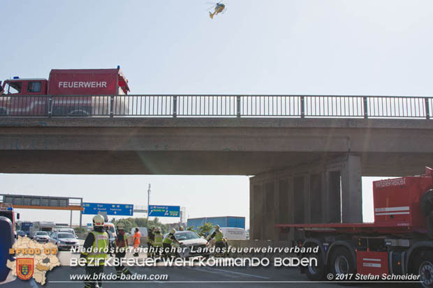 20170831 Pkw stürzt von Brücke auf die Autobahn A2 Höhe Knoten Guntramsdorf  Foto: © Stefan Schneider BFK Baden