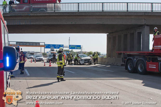 20170831 Pkw stürzt von Brücke auf die Autobahn A2 Höhe Knoten Guntramsdorf  Foto: © Stefan Schneider BFK Baden
