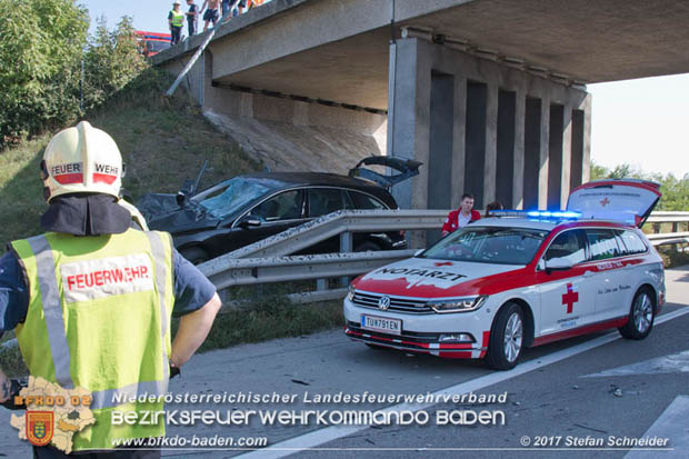 20170831 Pkw stürzt von Brücke auf die Autobahn A2 Höhe Knoten Guntramsdorf  Foto: © Stefan Schneider BFK Baden