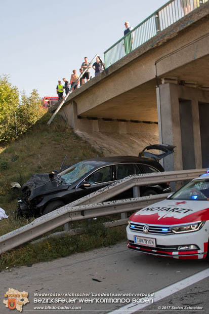 20170831 Pkw stürzt von Brücke auf die Autobahn A2 Höhe Knoten Guntramsdorf  Foto: © Stefan Schneider BFK Baden