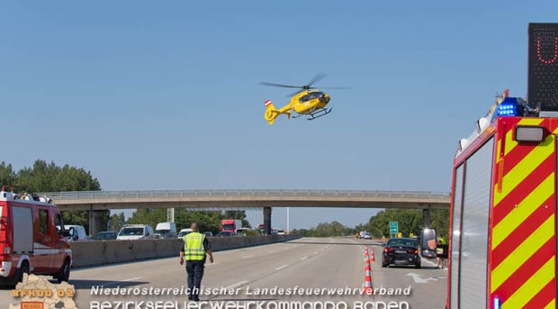 20170831 Pkw stürzt von Brücke auf die Autobahn A2 Höhe Knoten Guntramsdorf  Foto: © Stefan Schneider BFK Baden