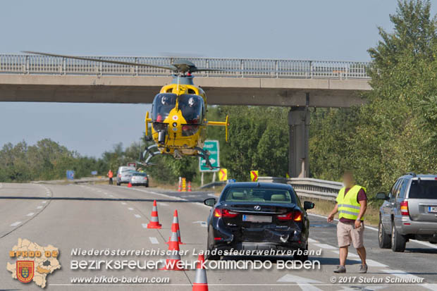 20170831 Pkw stürzt von Brücke auf die Autobahn A2 Höhe Knoten Guntramsdorf  Foto: © Stefan Schneider BFK Baden