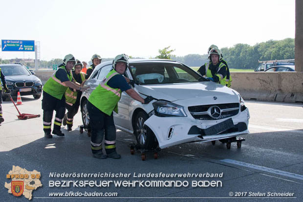 20170831 Pkw stürzt von Brücke auf die Autobahn A2 Höhe Knoten Guntramsdorf  Foto: © Stefan Schneider BFK Baden