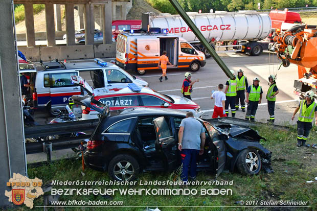 20170831 Pkw stürzt von Brücke auf die Autobahn A2 Höhe Knoten Guntramsdorf  Foto: © Stefan Schneider BFK Baden
