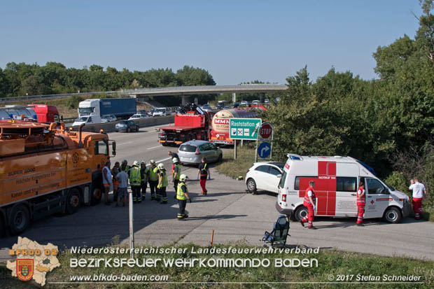 20170831 Pkw stürzt von Brücke auf die Autobahn A2 Höhe Knoten Guntramsdorf  Foto: © Stefan Schneider BFK Baden