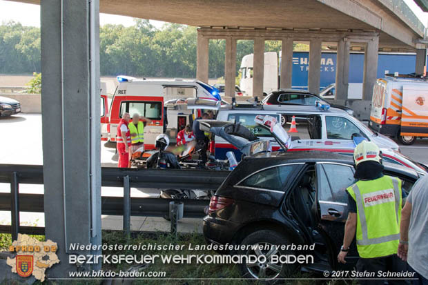 20170831 Pkw stürzt von Brücke auf die Autobahn A2 Höhe Knoten Guntramsdorf  Foto: © Stefan Schneider BFK Baden