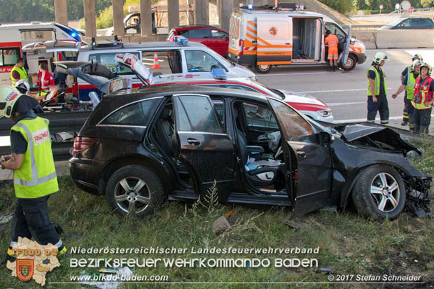 20170831 Pkw stürzt von Brücke auf die Autobahn A2 Höhe Knoten Guntramsdorf  Foto: © Stefan Schneider BFK Baden