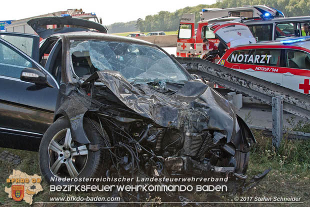 20170831 Pkw stürzt von Brücke auf die Autobahn A2 Höhe Knoten Guntramsdorf  Foto: © Stefan Schneider BFK Baden