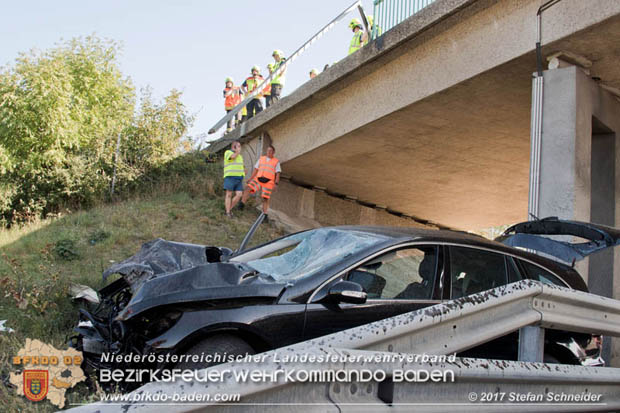 20170831 Pkw stürzt von Brücke auf die Autobahn A2 Höhe Knoten Guntramsdorf  Foto: © Stefan Schneider BFK Baden