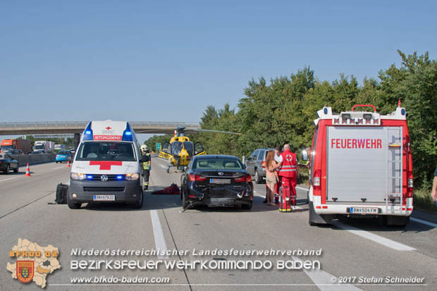20170831 Pkw stürzt von Brücke auf die Autobahn A2 Höhe Knoten Guntramsdorf  Foto: © Stefan Schneider BFK Baden