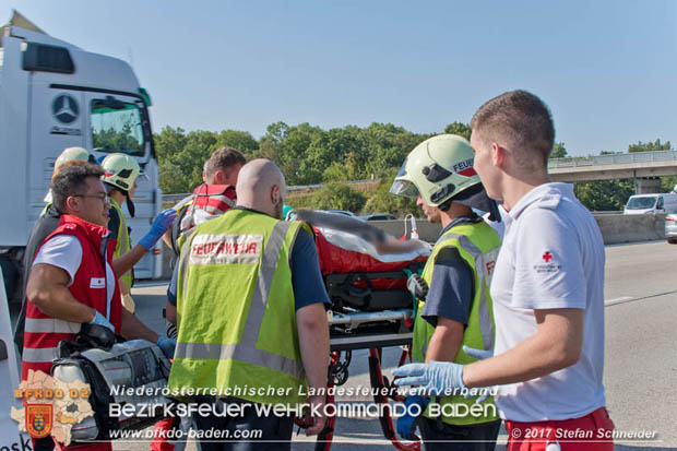20170831 Pkw stürzt von Brücke auf die Autobahn A2 Höhe Knoten Guntramsdorf  Foto: © Stefan Schneider BFK Baden