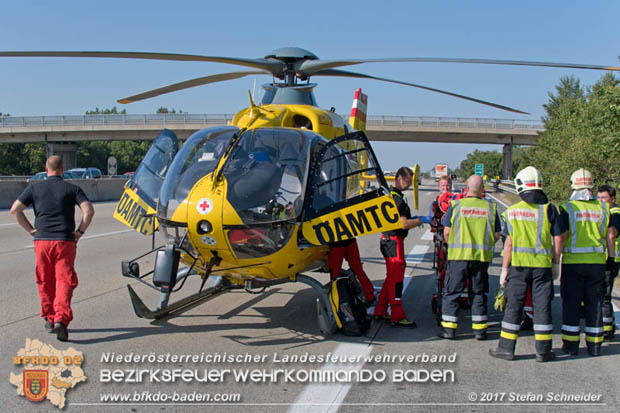 20170831 Pkw stürzt von Brücke auf die Autobahn A2 Höhe Knoten Guntramsdorf  Foto: © Stefan Schneider BFK Baden