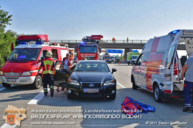20170831 Pkw stürzt von Brücke auf die Autobahn A2 Höhe Knoten Guntramsdorf  Foto: © Stefan Schneider BFK Baden