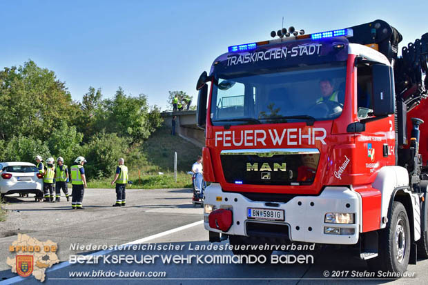 20170831 Pkw stürzt von Brücke auf die Autobahn A2 Höhe Knoten Guntramsdorf  Foto: © Stefan Schneider BFK Baden