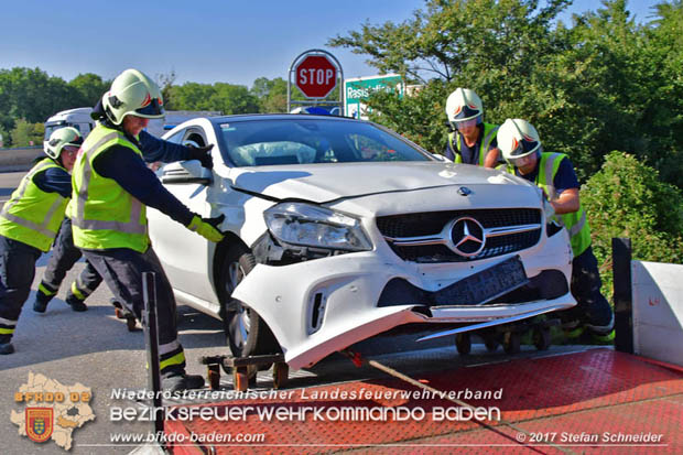 20170831 Pkw stürzt von Brücke auf die Autobahn A2 Höhe Knoten Guntramsdorf  Foto: © Stefan Schneider BFK Baden