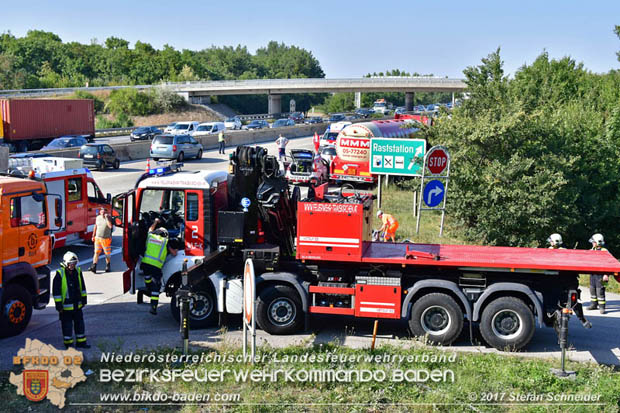 20170831 Pkw stürzt von Brücke auf die Autobahn A2 Höhe Knoten Guntramsdorf  Foto: © Stefan Schneider BFK Baden