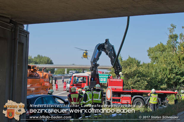 20170831 Pkw stürzt von Brücke auf die Autobahn A2 Höhe Knoten Guntramsdorf  Foto: © Stefan Schneider BFK Baden
