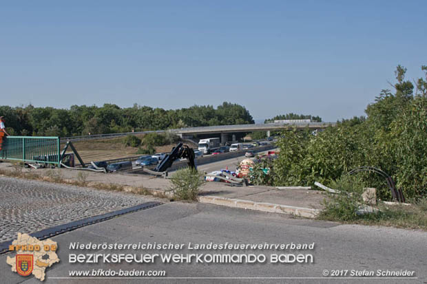 20170831 Pkw stürzt von Brücke auf die Autobahn A2 Höhe Knoten Guntramsdorf  Foto: © Stefan Schneider BFK Baden