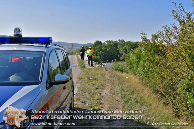20170831 Pkw stürzt von Brücke auf die Autobahn A2 Höhe Knoten Guntramsdorf  Foto: © Stefan Schneider BFK Baden