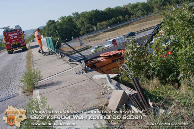 20170831 Pkw stürzt von Brücke auf die Autobahn A2 Höhe Knoten Guntramsdorf  Foto: © Stefan Schneider BFK Baden