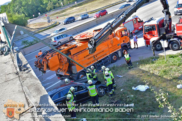 20170831 Pkw stürzt von Brücke auf die Autobahn A2 Höhe Knoten Guntramsdorf  Foto: © Stefan Schneider BFK Baden